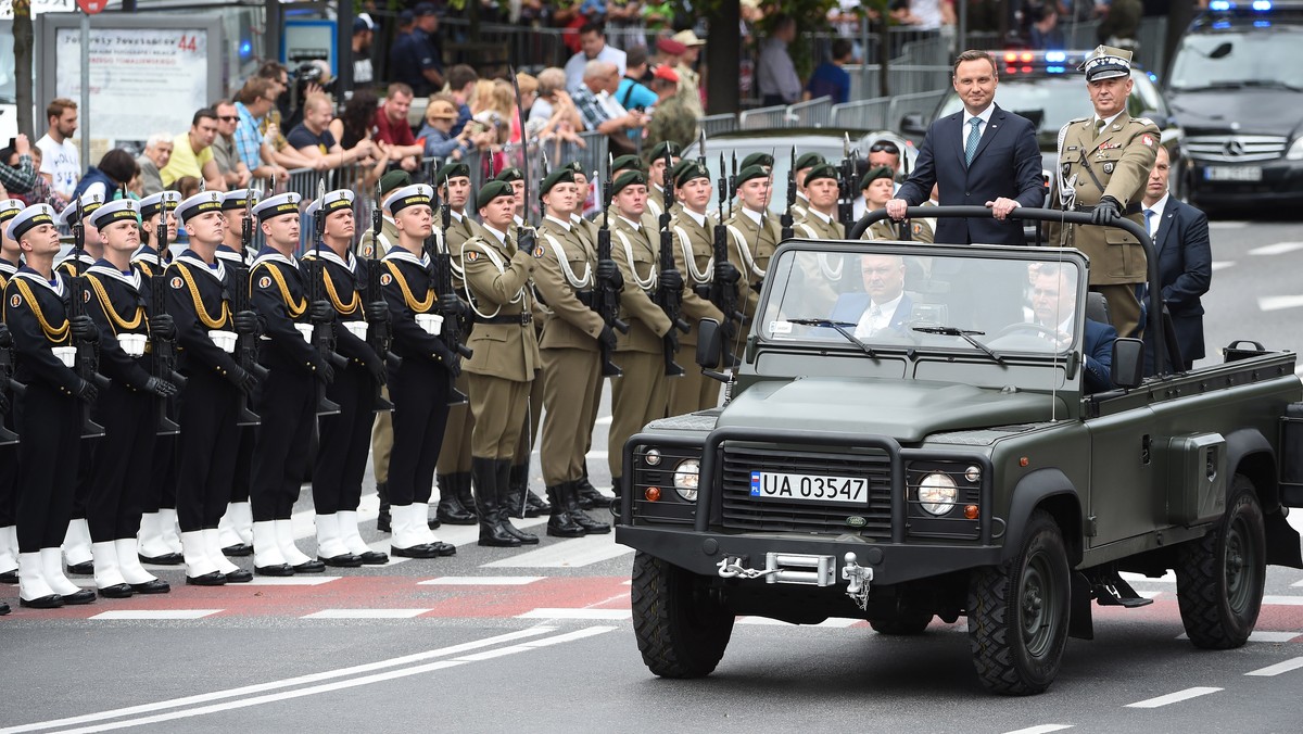 Ponad 1500 żołnierzy przemaszerowało nad ranem alejami Ujazdowskimi w nocnej próbie przed defiladą, która odbędzie się w Warszawie 15 sierpnia. Przejechało ponad 200 pojazdów, od motocykli po czołgi i samobieżne armatohaubice.