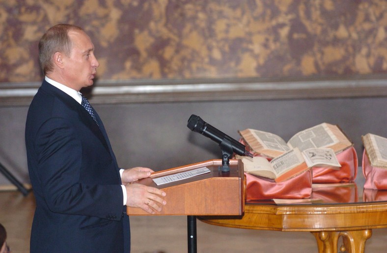 Władimir Putin podczas ceremonii otwarcia wystawy książek Kalwińskiej Biblioteki Sarospatak w Węgierskim Muzeum Narodowym w Budapeszcie, 1 marca 2006 r.,