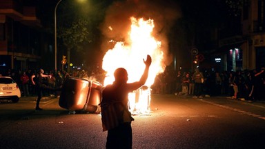 Hiszpania: trwają protesty w miastach Katalonii, policja ściera się z demonstrantami