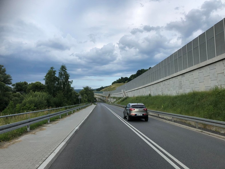 Stara (na dole) i nowa (u góry) zakopianka w Lubniu. Starą szosą jeżdżą dziś tylko lokalni mieszkańcy.