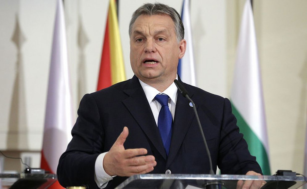 Viktora Orbána gra migrantami