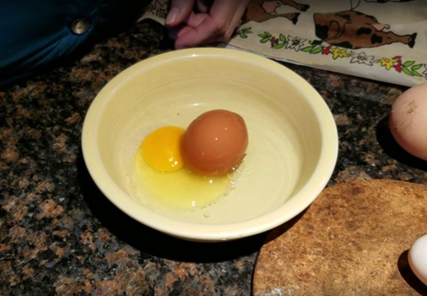 Kura zniosła jajko z "niespodzianką". Internauci w szoku