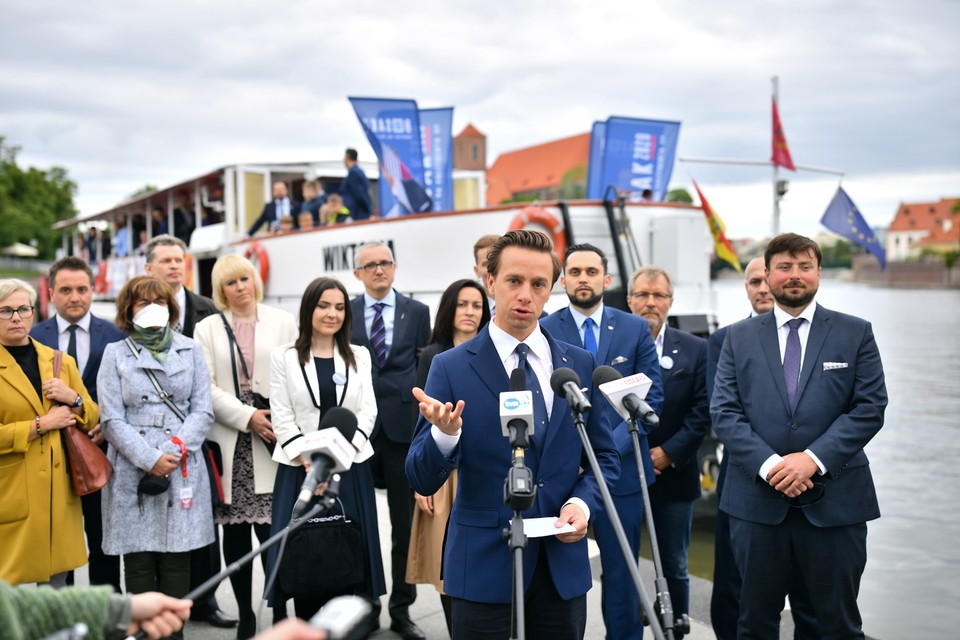 Krzysztof Bosak podczas konferencji prasowej nt. gospodarki morskiej i żeglugi śródlądowej we Wrocławiu