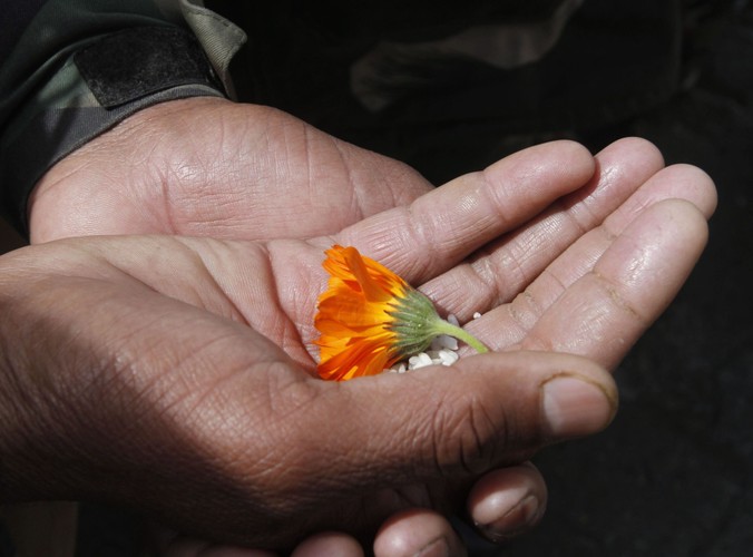 Odśnieżanie drogi w Himalajach