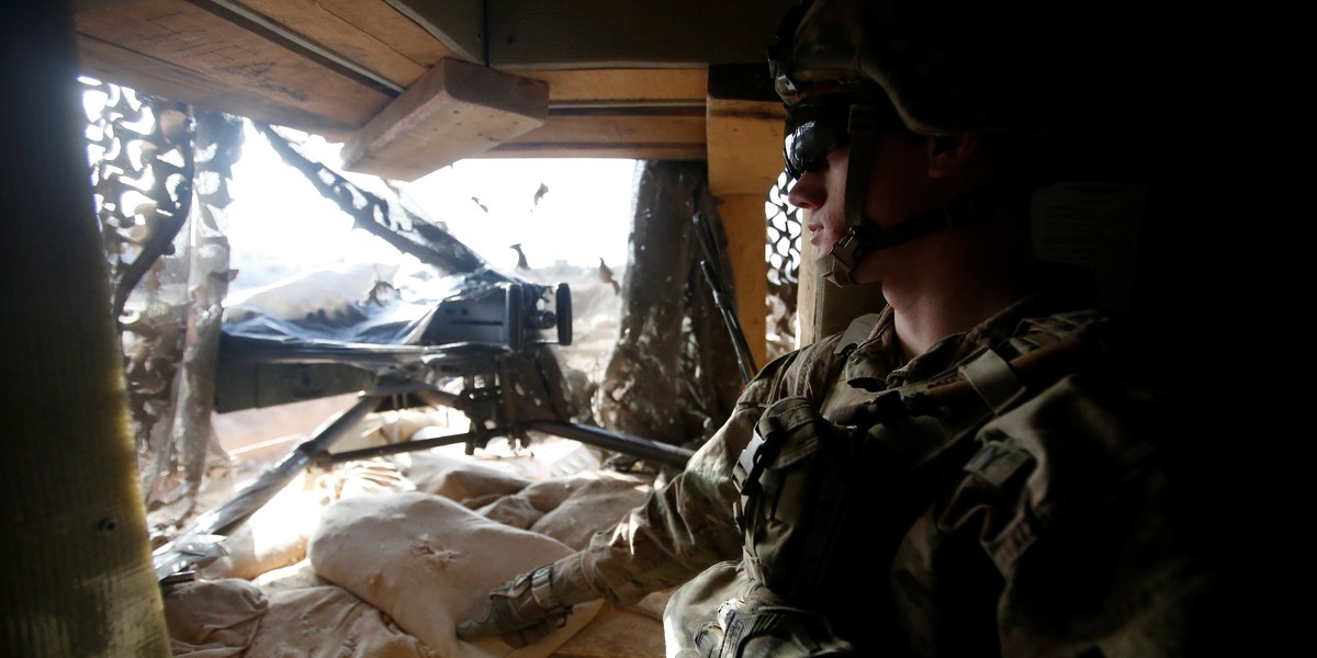 A member of the US Army take position at the US section of a base for Iraqi army and Kurdish peshmerga forces in Makhmour, southeast of Mosul, Iraq, December 23, 2016.