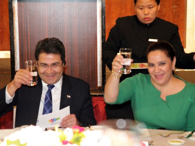 Juan Orlando Hernandez Alvarado i Ana Rosalinda Garcia Hernandez