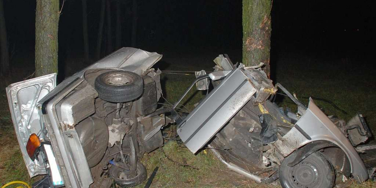 BMW rozpadło się na pół! 2 osoby nie żyją!