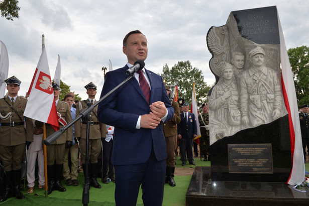 Prezydent RP Andrzej Duda przemawia podczas odsłonięcia pomnika upamiętniającego Żołnierzy Wyklętych