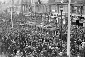 Agitacja wyborcza  w Poznaniu. Obywatele słuchają przemówień posłów i czytają ulotki wyborcze, 16 listopada 1930 r.