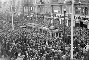 Agitacja wyborcza  w Poznaniu. Obywatele słuchają przemówień posłów i czytają ulotki wyborcze, 16 listopada 1930 r.