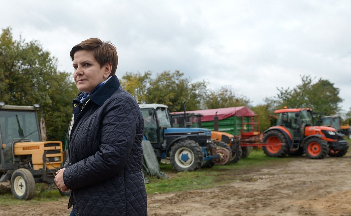 Beata Szydło podczas wizyty w gospodarstwie rolniczym Rafała Pietrzykowskiego w Raczkowie