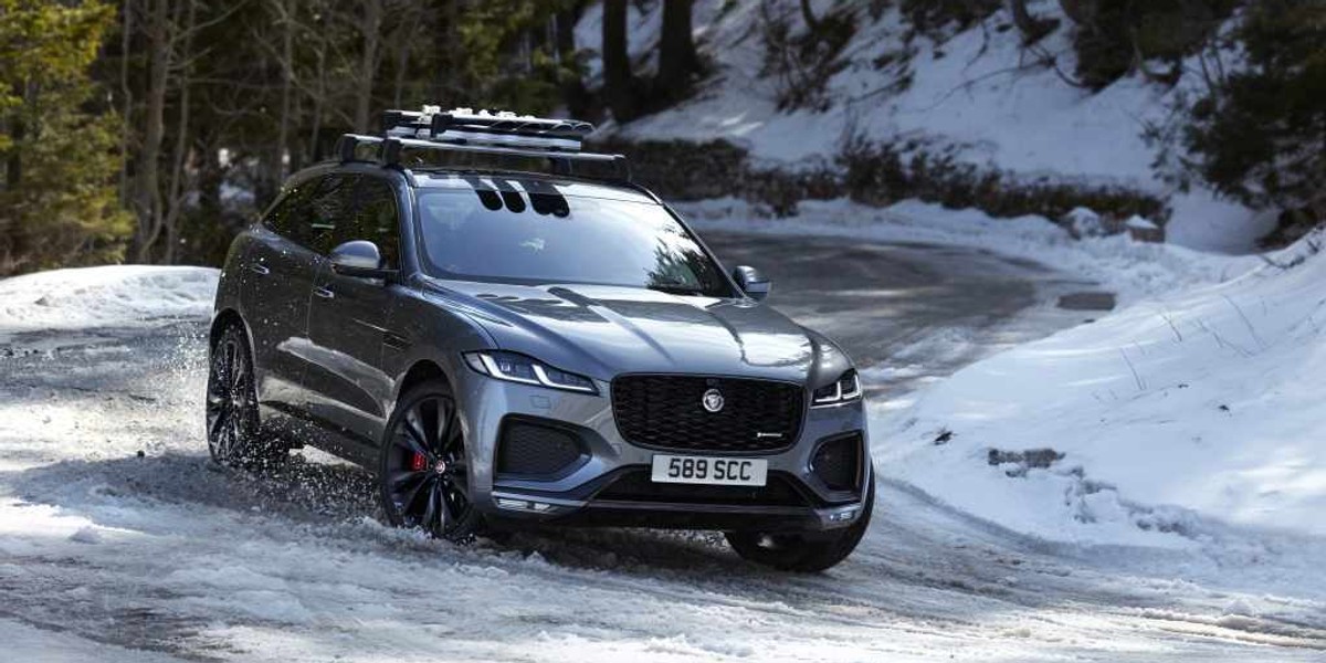 Jaguar F-Pace po liftingu zyskał odświeżony wygląd i nową gamę silników, wykorzystujących zarówno technologię miękkich hybryd, jak również wersję plug-in hybrid (PHEV). 