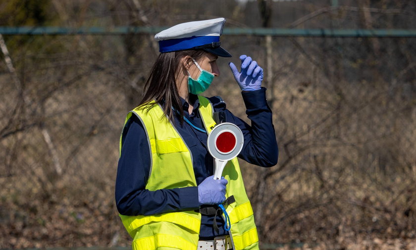 Policjanci z Warszawy zatrzymali samochód. Za kierownicą