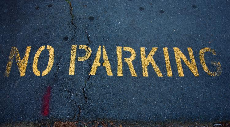 Tilos a parkolás felirat az aszfalton