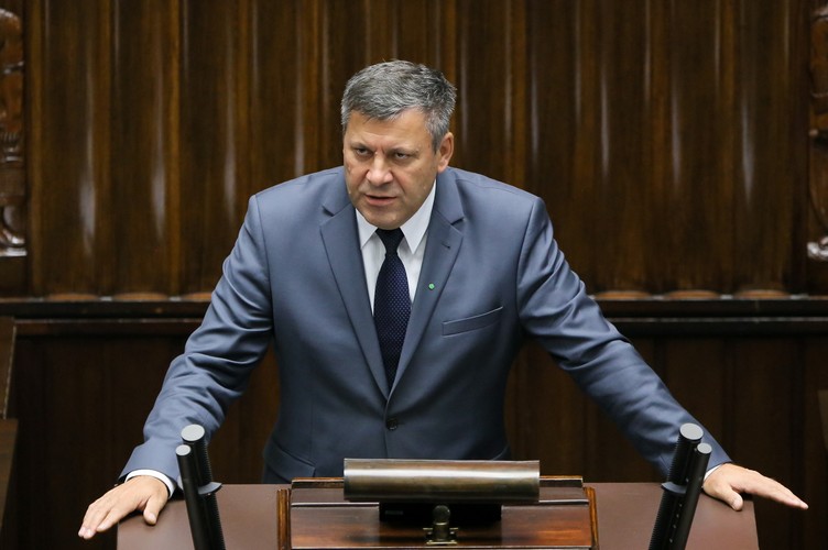 Podtrzymanie wzrostu gospodarczego, wspieranie inwestycji i eksportu - to cele rządu zapowiedziane przez <b>Janusza Piechocińskiego</b>. Wicepremier i minister gospodarki podkreślił, że zadaniem strategicznym jest utrzymanie ożywienia gospodarczego. Dodał, że utrudni to obecna sytuacja międzynarodowa, przede wszystkim sankcje handlowe. Minister gospodarki zwrócił też uwagę na kwestie energetyczne. Przypomniał, że w Sejmie jest już projekt ustawy o Odnawialnych Źródłach Energii, a w najbliższym czasie rząd zajmie się sprawą koncesjonowania handlu węglem i eliminowania szarej strefy. Janusz Piechociński chce też szybkiego uchwalenia czwartej deregulacji i pakietu portowego.