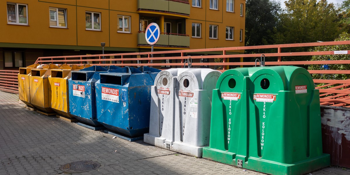 Kontenery do segregowania śmieci w Poznaniu.