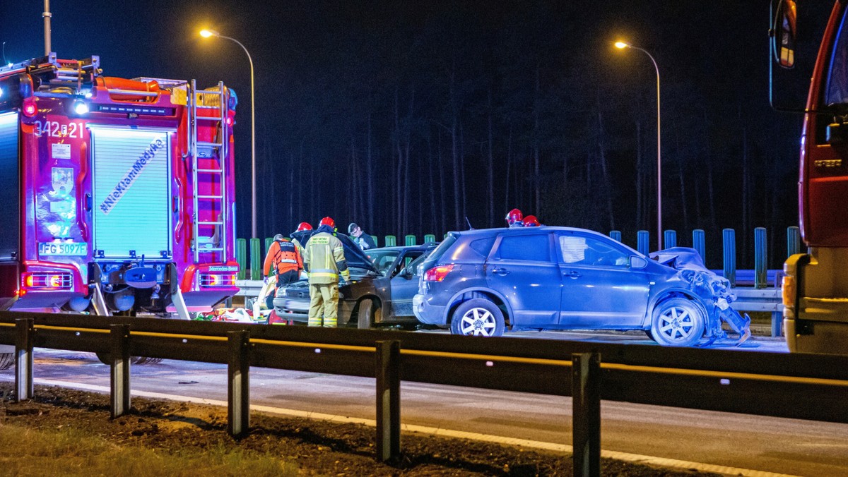 Po zderzeniu pojazdów na miejsce przybyły straż pożarna i policja