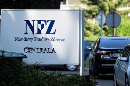 NFZ dosypie na stomatologię. Pacjenci i tak postoją w dłuższych kolejkach