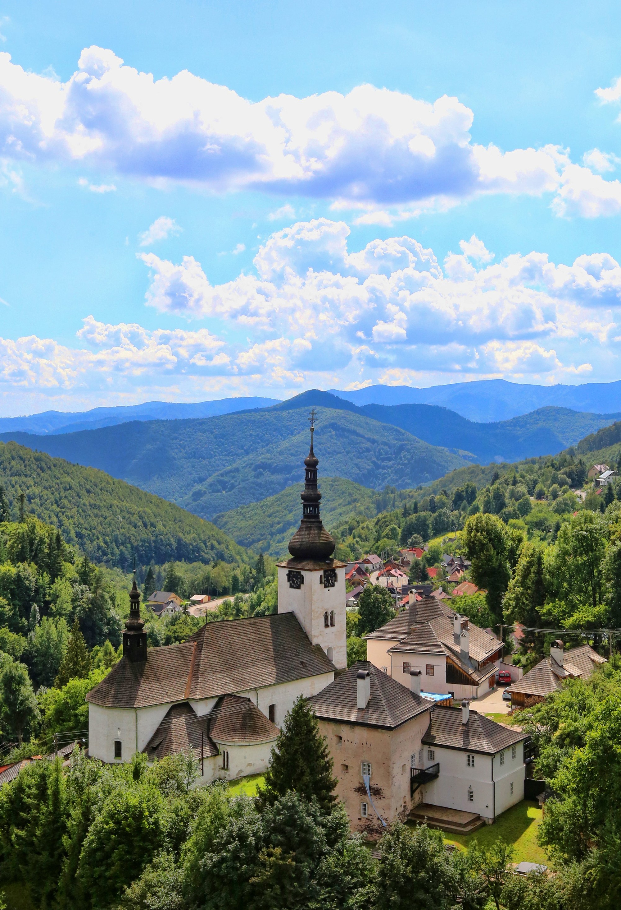 Špania dolina a jej panoráma s ranogotickým kostolom