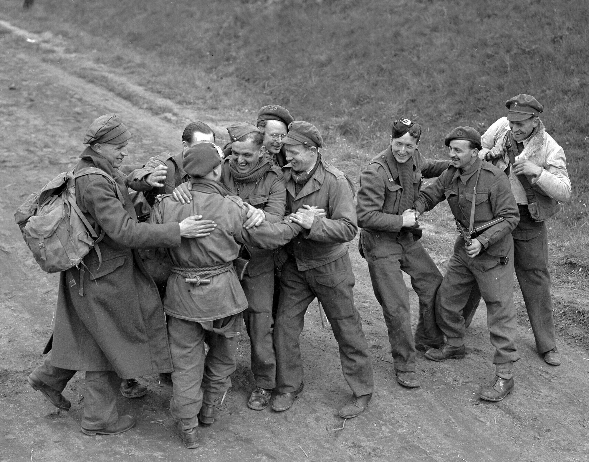 Na archívnej snímke zo 4. mája 1945 prepustení britskí vojnoví zajatci sa stretávajú s výsadkovou prieskumnou skupinou počas pochodu k spojeneckým líniám v Nemecku.
