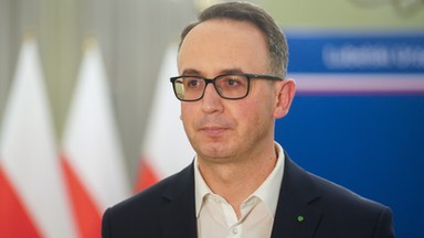 Minister podnosi opłatę paliwową. Przypomnieli jego słowa sprzed lat