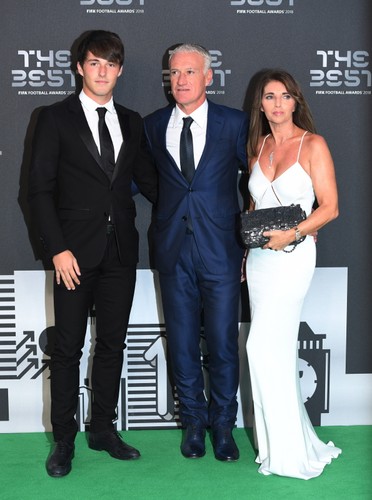 Trener reprezentacji Francji, Didier Deschamps z żoną i synem