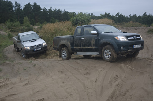 Nissan NP300 kontra Toyota Hilux. Porownanie pikapów do pracy