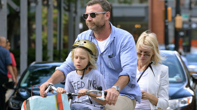 Aktorska para z synem na jednym rowerze :)