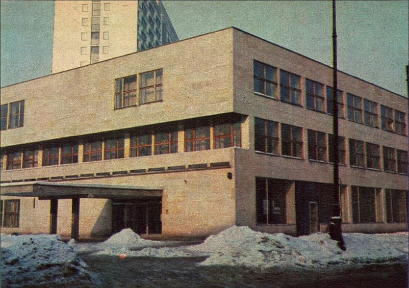 1971, - 8 grudnia ubiegłego roku Państwowy Teatr Żydowski w Warszawie świętował podwójną uroczystość: otwarcie nowego gmachu przy placu Grzybowskim i 50-lecie zasłużonego aktora, kierownika artystycznego tego teatru, Chewela Buzgana. Z tej okazji przygotowanego kolejną premierę – sztukę Szołema Alajchem zatytułowaną "Tewie mleczarz", którą zainaugurowano działalność na nowym miejscu – zdjęcie pochodzi z tygodnika Stolica nr 07 (1210) 14.02.1971