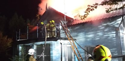 Koszmarne sceny na Kaszubach. Z płonącego domu uciekł staruszek. W ogniu została niepełnosprawna seniorka...