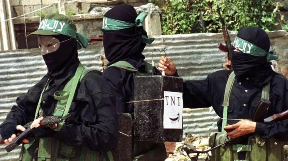 Palestinski militanti sa kutijama označenim kao TNT eksploziv, tokom antiizraelskog protesta u palestinskom izbegličkom kampu Ain al-Hilveh na periferiji južne libanske luke Sidon, oktobra 2000. godine | Foto: Getty Images