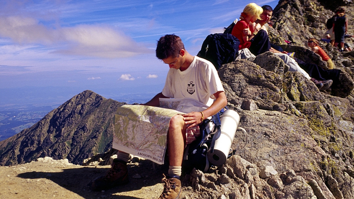 Co obecnie powinno się znaleźć w plecaku turysty wybierającego się na wycieczkę w Tatry? Czy musi wydać krocie, wybierając się na Świnicę, by być wyposażony niczym himalaista? Czy wystarczy zaopatrzyć się w buty sportowe, kurtkę ortalionową i ruszać na tatrzańskie szlaki, nie przeciążając budżetu domowego?