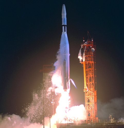 Mariner 1. Celem lotu pierwszej sondy kosmicznej programu Mariner amerykańskiej agencji NASA była planeta Wenus. 22 lipca 1962 roku rakieta nośna z sondą na pokładzie została zniszczona 293 sekundy po starcie. Przyczyna katastrofy była dość banalna. Niedługo po starcie rakieta przestała odbierać komendy sterujące. W takim wypadku jej komputer pokładowy powinien zignorować wszelkie zewnętrzne sygnały i odtworzyć zachowany w pamięci program lotu. I tak by pewnie było, gdyby nie błąd, który został popełniony na etapie odręcznego przepisywania jednego z równań programu kierującego rakietą. W 293. sekundzie lotu, widząc nienormalne zachowanie się rakiety, oficer bezpieczeństwa wydał rakiecie sygnał samozniszczenia. Fot. NASA/KSC