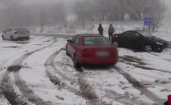 Zima zaskoczyła kierowców na Dolnym Śląsku. 'Bez łańcuchów nie ma szans'