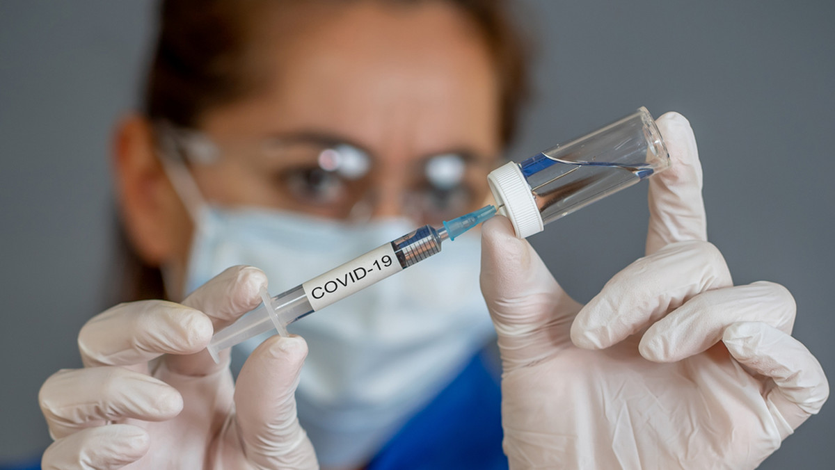 Rozpoczynają się szczepienia nauczycieli przeciw COVID-19