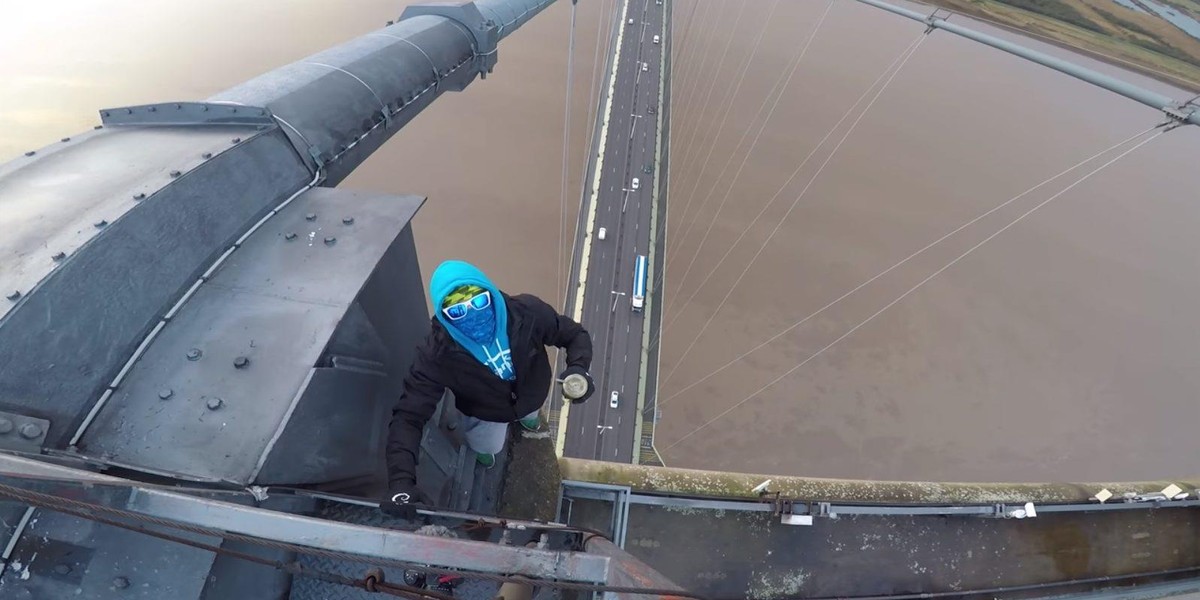 Polak na moście Humber Bridge w Wielkiej Brytanii