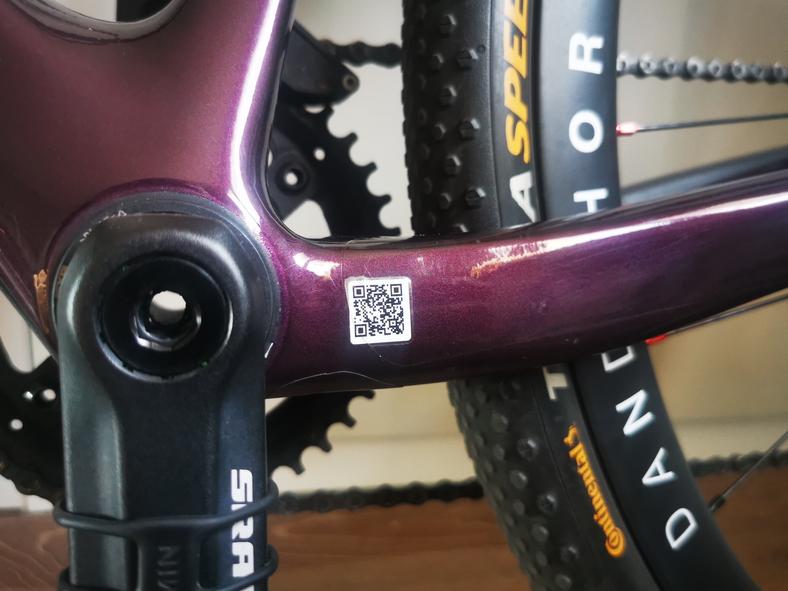 QR kod na ramie roweru zawierający jego numer seryjny