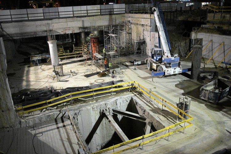 Budowa pod skrzyżowaniem Świętokrzyskiej z Marszałkowską w wakacje trwała 24 godziny na dobę. Prace toczyły się nawet nocą.