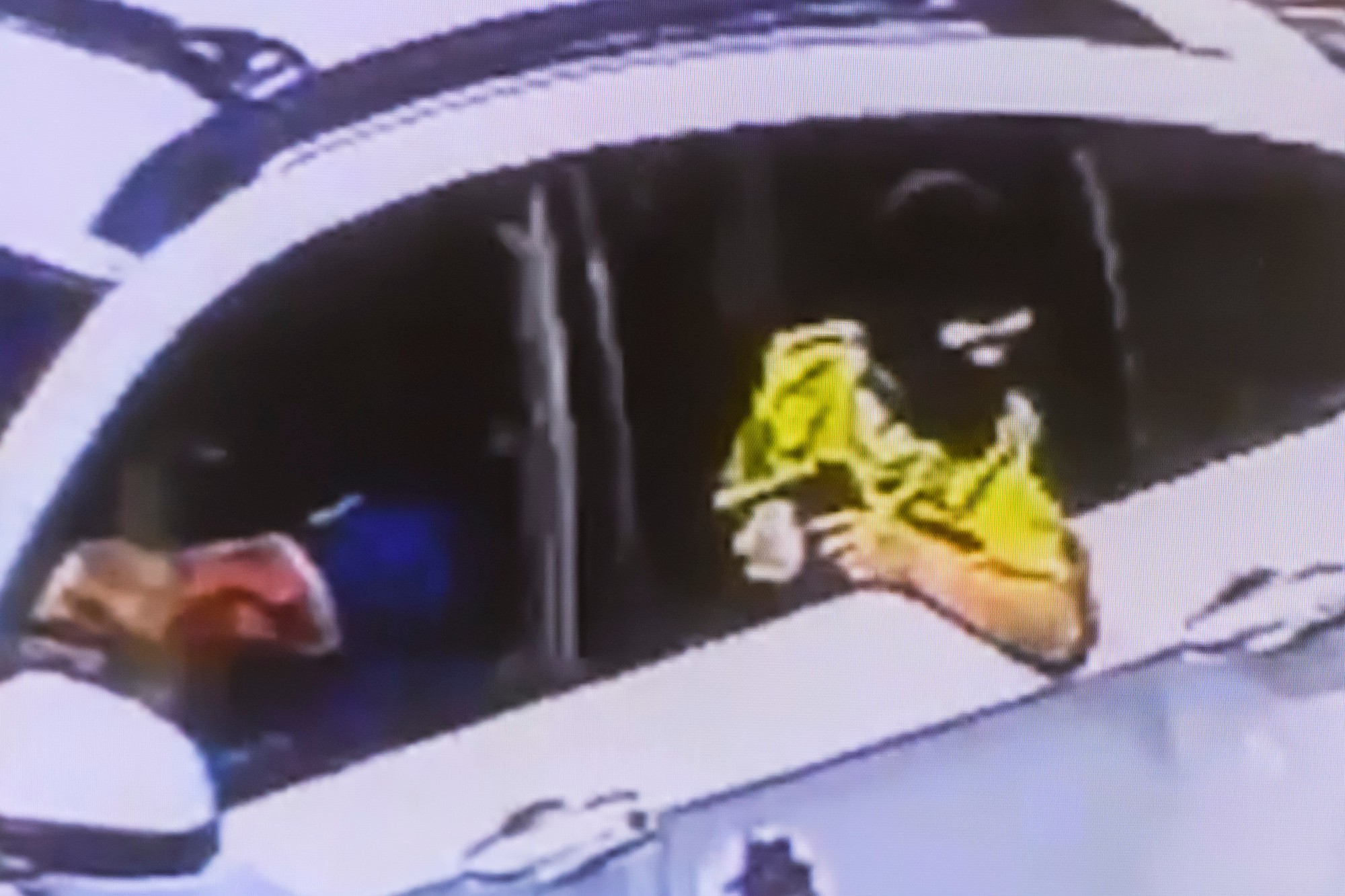 Na snímke kamerový záznam počas tlačového brífingu Policajného zboru SR k štvrtkovému incidentu pred domom zvoleného prezidenta SR Petra Pellegriniho v Bratislave 31. mája 2024.