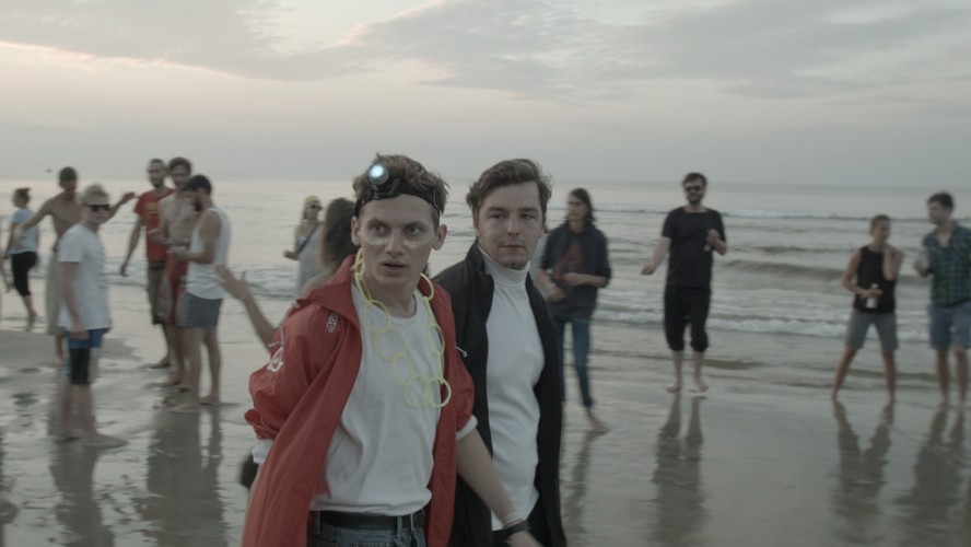 <strong>Wszystkie nieprzespane noce, reż. Michał Marczak</strong>
<br><br>
Krzysiek kończy trwający pięć lat związek z pierwszą dziewczyną i przeprowadza się do mieszkania najlepszego kumpla, Michała. Obaj rzucają się w wir nocnego życia, od kameralnych 