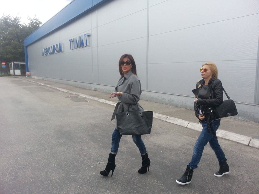 Ceca i Lidija na aerodromu u Tivtu
