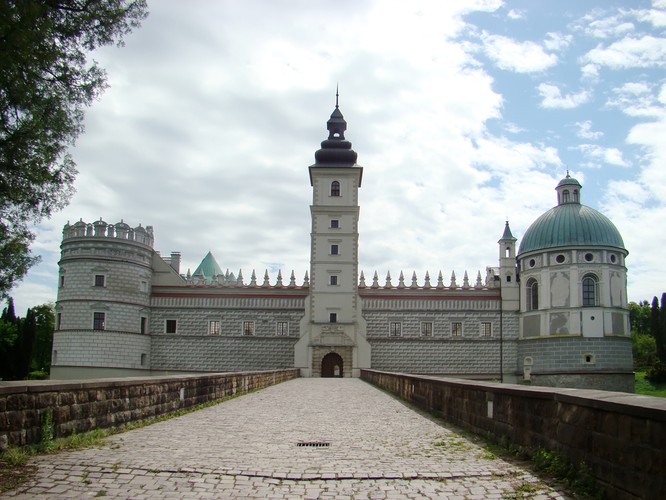 3. Krasiczyn. Zamek w Krasiczynie, perełka renesansu w Polsce, ma formę czworoboku, a w jego narożnikach pysznią się baszty: Boska, Papieska, Królewska i Szlachecka (Rycerska). Warto zwrócić uwagę na zachwycającą architektonicznie kaplicę w Baszcie Boskiej oraz na imponujące powierzchnią i pomysłowością dekoracje ścienne, wykonane techniką sgraffito. Krasiczyn odwiedzali już polscy królowie od Zygmunta III Wazy po Augusta II, co świadczy o jego turystycznej renomie. Będąc na miejscu warto wybrać się na przechadzkę po zachwycającym, przyzamkowym parku, w którym drzewa rosną wedle starego zwyczaju, który w Krasiczynie kultywowała rodzina Sapiehów: jak rodziła się dziewczynka – sadzono lipę, a jak syn – dąb. Park może też pochwalić się kolekcją ponad dwustu gatunków krzewów i drzew z różnych zakątków świata.