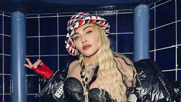 Videón a teljesen meztelen Madonna, ahogy többek között megszül egy hatalmas fát