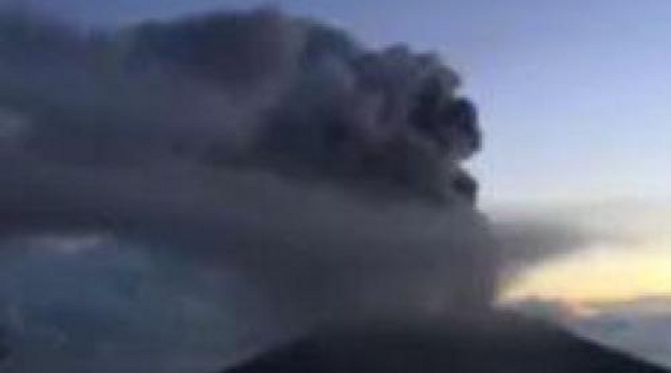 Menekülnek az emberek a kitört vulkán miatt - videó!