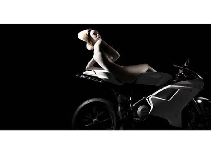 Naga kobieta i Ducati. Autorką zdjęć jest młoda artystka fotografii, Elizabeth Raab - jej specjalnością są kreatywne portrety. Ze zdjęć wykonanych jej ręką biją silne emocje. Fotografie, które możecie obejrzeć w naszej galerii można kupić w większych rozmiarach na stronie Ducati Art.