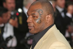 Mike Tyson pobił w samolocie pasażera. Polała się krew [WIDEO]
