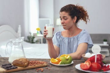 ételintolerancia tünete puffadás, hasi fájdalmak, hasmenés, hányinger oka