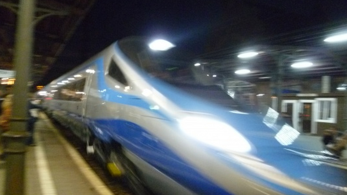 Ponad sto uwag do propozycji rozkładu jazdy PKP złożył opolski urząd marszałkowski. Plan odjazdów pociągów przygotowały Polskie Linie Kolejowe. Zmiana rozkładu jazdy jest związana z tym, że za kilka miesięcy na tory wyjedzie szybki pociąg Pendolino.