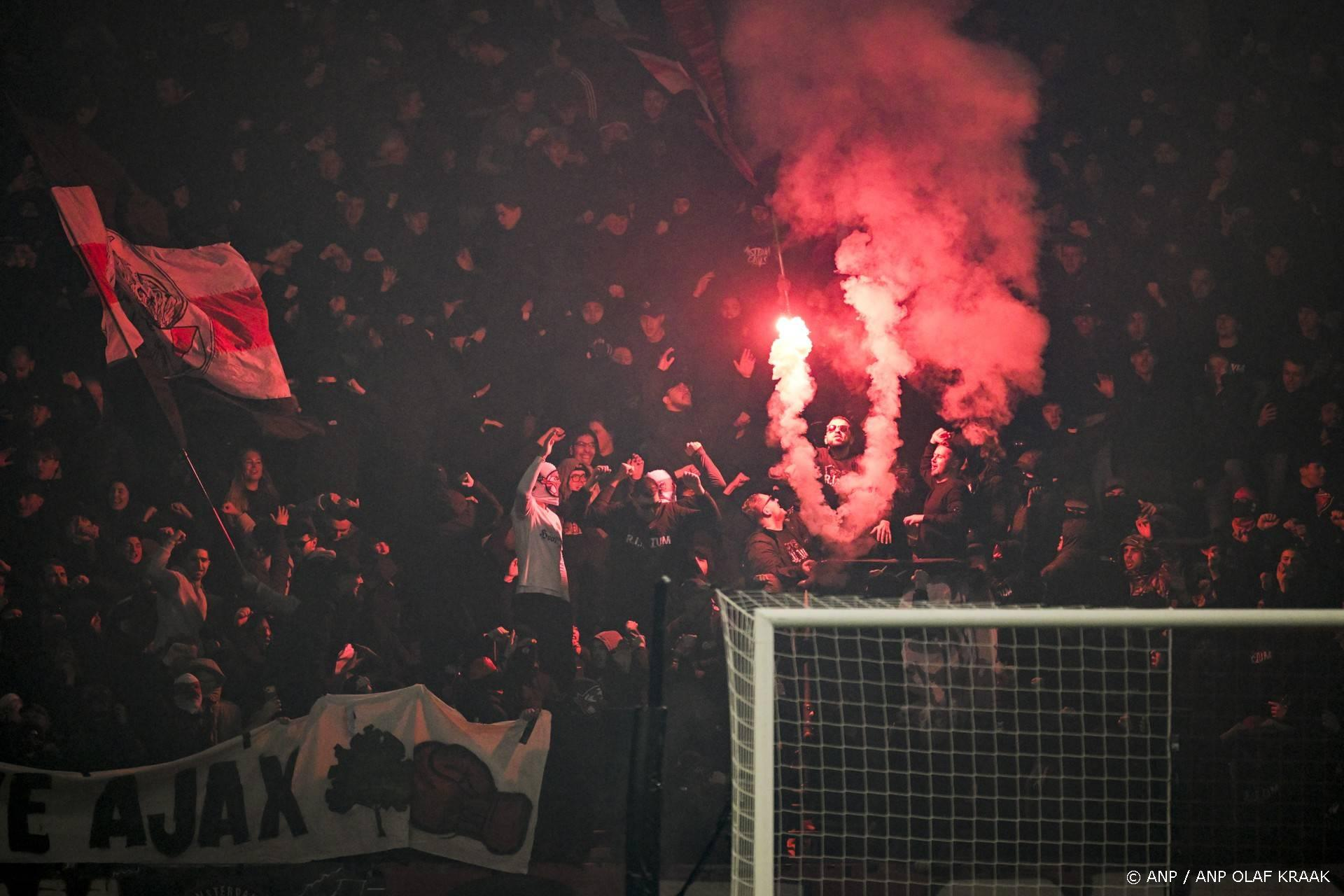 Ajax verklaart vuurwerk-chaos: Fans zonder kaartje forceerden nooduitgang