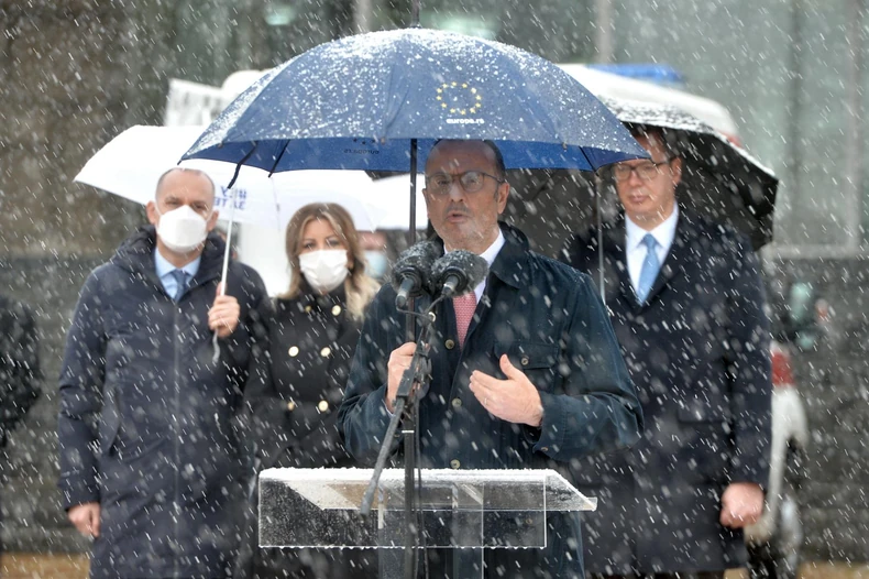 Podne ispred Palate Srbija